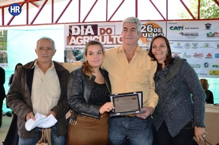 PRODUTOR DE RIFAINA HOMENAGEADO NA COMEMORAÇÃO DO DIA DO AGRICULTOR