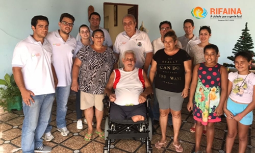 PREFEITURA ENTREGA CADEIRA MOTORIZADA A APOSENTADO AMPUTADO DE 83 ANOS 