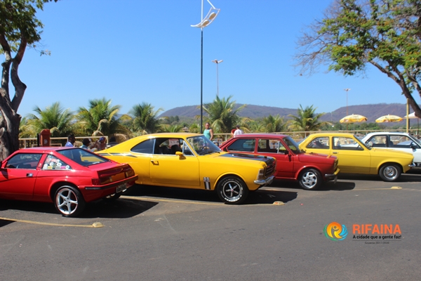 ENCONTRO DE CARROS ANTIGOS ATRAI MILHARES DE TURISTAS NO FINAL DE SEMANA