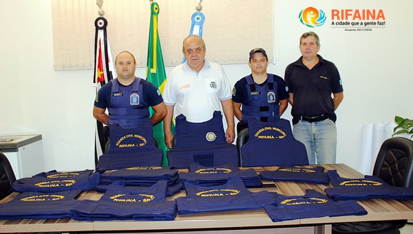 PREFEITO ENTREGA NOVOS COLETES BALÍSTICOS À GUARDA CIVIL DE RIFAINA