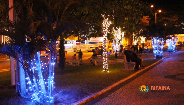 RIFAINA INAUGURA ILUMINAÇÃO NATALINA, RECEBE PAPAI NOEL E ESTÁ PRONTA PARA OS TURISTAS