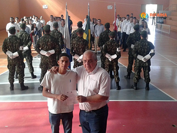 PREFEITO HUGO PRESIDE CERIMÔNIA DE CERTIFICAÇÃO DE RESERVISTAS DE RIFAINA