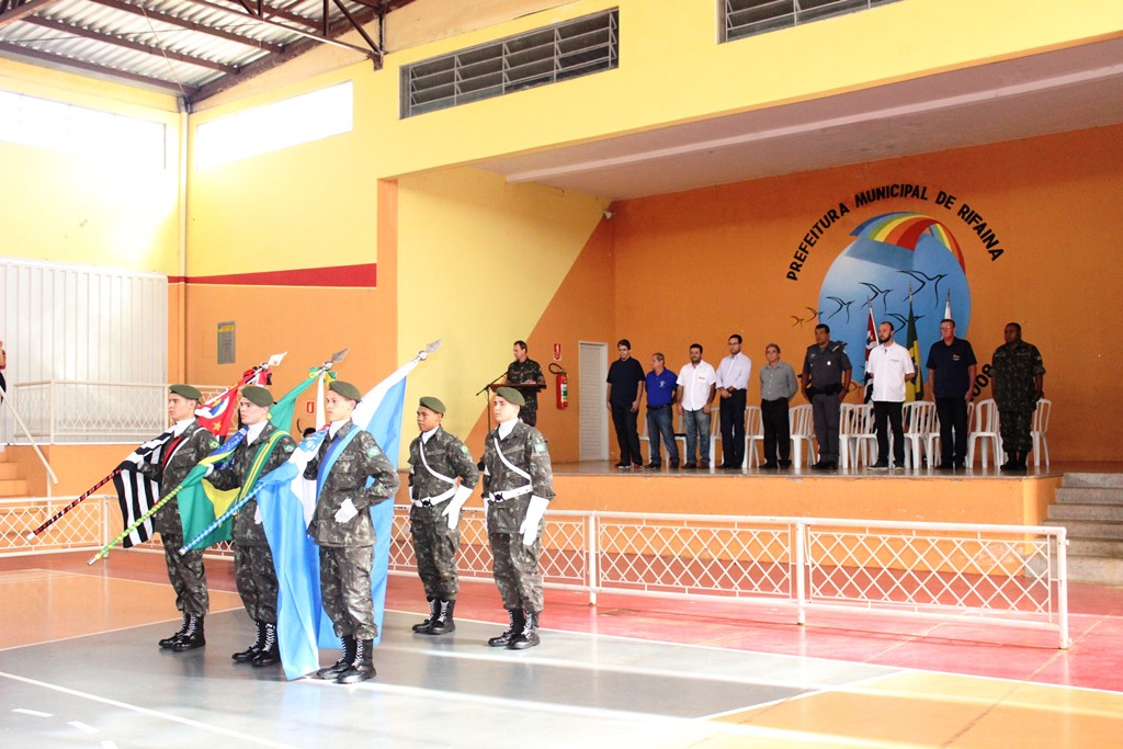 JOVENS DE RIFAINA RECEBEM RESERVISTA E PRESTAM JURAMENTO À BANDEIRA