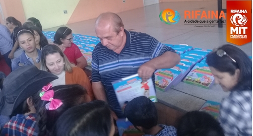 PREFEITURA ENTREGA KITS DE LITERATURA DE FÉRIAS PARA ALUNOS