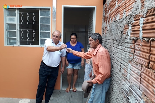 PREFEITO HUGO ENTREGA MORADIA DIGNA PARA ABRIGAR FAMÍLIA DE SEIS PESSOAS