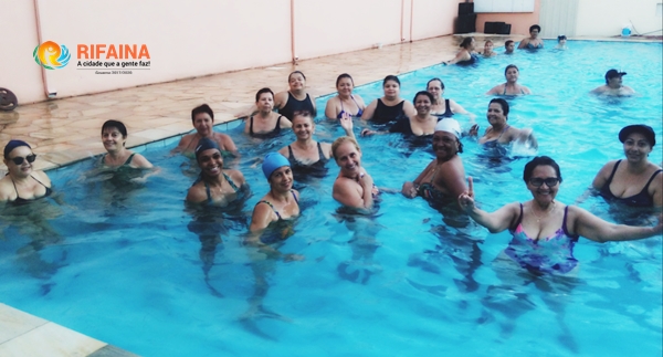 NATAÇÃO GRATUITA TAMBÉM PODE SER PRATICADA POR ADULTOS NA PISCINA DA EMEB 
