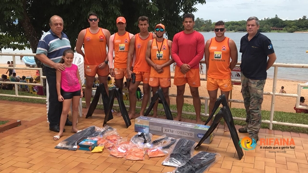 RIFAINA RECEBE KITS DE PREVENÇÃO E SALVAMENTO PARA REFORÇAR SEGURANÇA NA ORLA DA PRAIA 