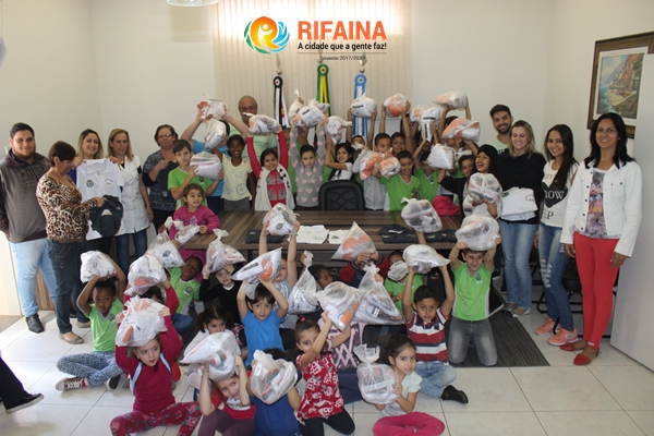  ALUNOS E EDUCADORES DA JOÃO ETCHEBEHERE RECEBEM KIT DE UNIFORMES