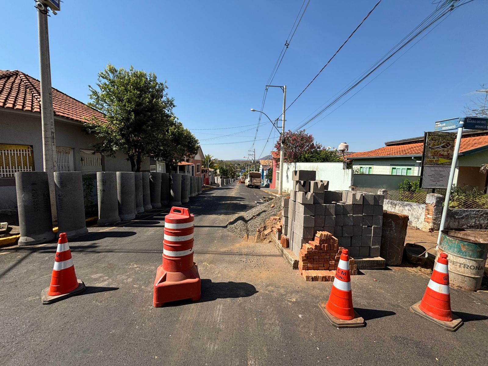 Obra de pavimentação e drenagem.