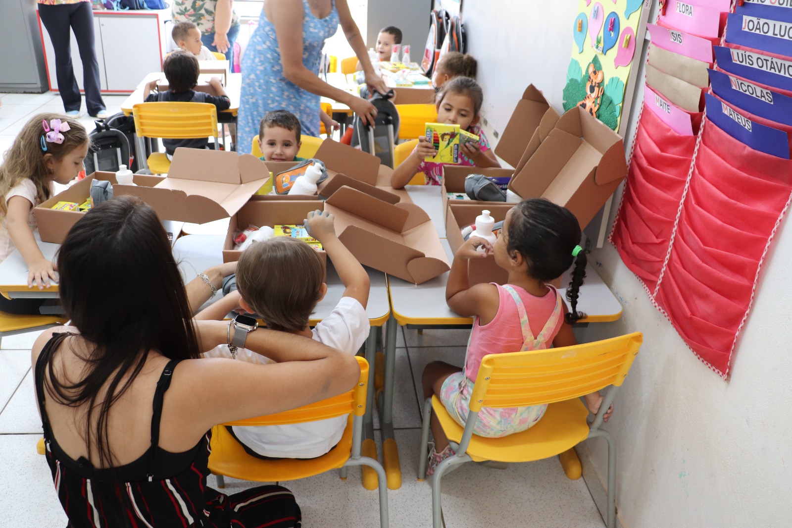 Alunos da Rede Municipal de Ensino recebem material escolar e mochilas para o ano letivo